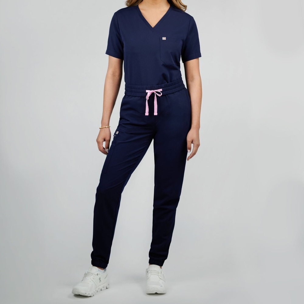 Create Amor Clover Jogger and One-Pocket top Women's Navy Scrub size XS